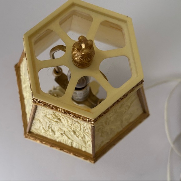 Vintage Knight Lamp 6 Panel Decorated Lithophane Shade With Finial Resin Soldier - Picture 6 of 7